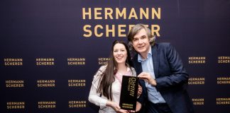 Anja Schwert erhält ihren Preis von Hermann Scherer. Foto: Dominik Pfau