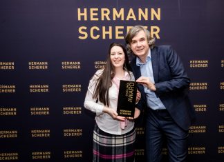 Anja Schwert erhält ihren Preis von Hermann Scherer. Foto: Dominik Pfau