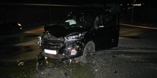 Der Ford wurde bei dem Unfall schwer beschädigt. Foto: Polizei