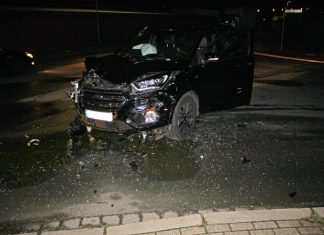 Der Ford wurde bei dem Unfall schwer beschädigt. Foto: Polizei