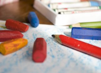 Malstifte liegen auf einem Tisch. Foto: pixabay/symbolbild