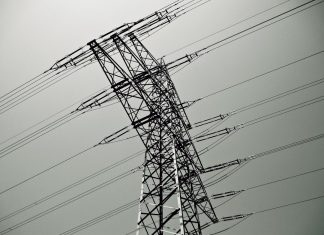 Starke Winde könnten den Hochspannungsleitungen nichts anhaben, so Westnetz - herabfallende Äste oder umstürzende Bäume dagegen schon. Symbolfoto: pixabay
