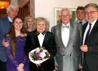Stellvertretender Landrat Ernst Buddenberg, Mona Stelzer, Veronika Stelzer, Ursula und Rolf Slaby, Dr. Ralf Slaby und Bürgermeister Thomas Dinkelmann. Foto: Kreisstadt Mettmann
