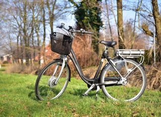 Ein E-Bike steht auf einer Wiese. Foto: pixabay