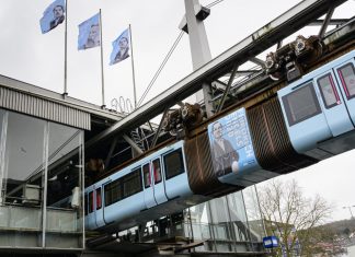 Auch auf der Schwebebahn ist Friedrich Engels zu sehen. Foto: WSW