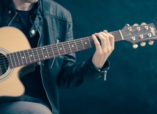 Ein Mann mit Gitarre. Symbolfoto: pixabay