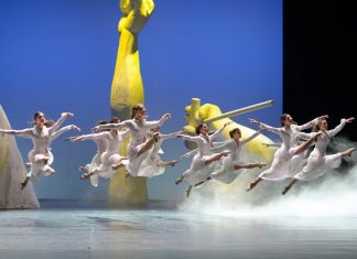 Die „Tanzhommage an Queen“ ist ein Dauerbrenner im Essen Aalto-Theater. Foto: Bettina Stöß