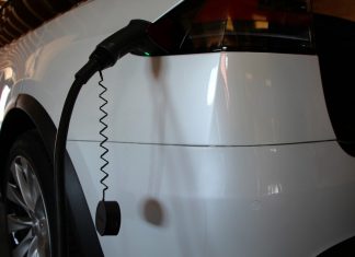 Seinen Tesla wollte ein Mann aus Kevelaer mit dem Strom aus einer Baustellentoilette aufladen. Foto: pixabay
