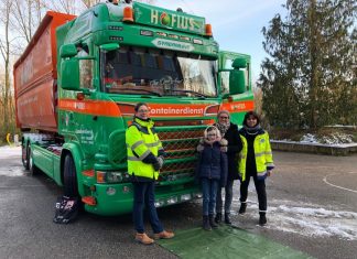 Sabine Foltin, ehrenamtliche Mitarbeiterin der Kreisverkehrswacht, und Svenja Hofius mit Tochter Mia und Tanja Smigoc von der Kreisverkehrswacht. Foto: Kreis ME