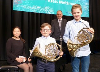 Khuslen Tuya-Sukhbaatar aus Ratingen sowie Philipp Horn und Benedikt Heyden aus Mettmann sind beim Nachwuchswettbewerb "Jugend musiziert" ausgezeichnet worden. Foto: Kreissparkasse Düsseldorf