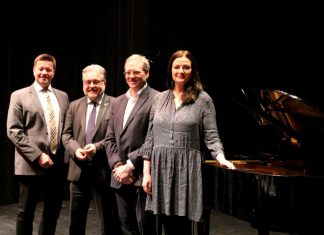 Thomas Gundlach vom Mettmanner Bauverein, Bürgermeister Thomas Dinkelmann, Operndirektor Stephen Harrison und die Sopranistin Luiza Fatyol sind bereit für die Gala. Foto: André Volkmann