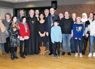 Weihbischof Dominikus Schwaderlapp war auch in Ratingen-West zu Besuch. Foto: Caritas