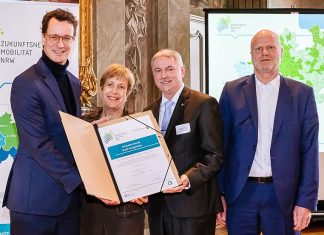 NRW-Verkehrsminister Hendrik Wüst, Elisabeth Müller-Witt (MdL), Bürgermeister Michael Beck und VRR-Vorstandssprecher Ronald R.F. Lünser bei der Übergabe der Beitrittsurkunde. Foto: Stadt Heiligenhaus