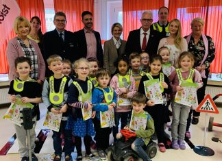 Bettina Preußner Leiterin der Kita und die Vorschulkinder und Erzieherinnen der Kita Familienzentrum Ellenbeek Wülfrath, Ralf Schefig, 1. Vorsitzender der Kreisverkehrswacht Mettmann, Carols Ripoll, Leiter des Lhoist-Werks Flandersbach, Wülfraths Bürgermeisterin Dr. Claudia Panke, Jens Jaraczewski-Kuhlen, Polizeihauptkommissar und Landrat Thomas Hendele. Foto: Kreis ME
