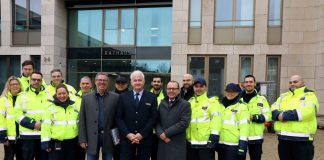 Der neue Ratinger Polizeichef Frank Bauernfeind (Mitte) kam auf Einladung von Ordnungsdezernent Harald Filip (links neben ihm) zu einem ersten Gespräch ins Rathaus. Mit dabei: Ordnungsamtsleiter Peter Theisen (rechts neben ihm) und das Team des Kommunalen Ordnungsdienstes. Foto: Stadt Ratingen