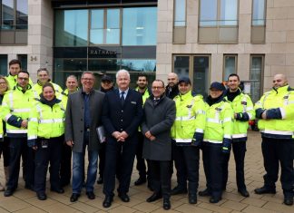 Der neue Ratinger Polizeichef Frank Bauernfeind (Mitte) kam auf Einladung von Ordnungsdezernent Harald Filip (links neben ihm) zu einem ersten Gespräch ins Rathaus. Mit dabei: Ordnungsamtsleiter Peter Theisen (rechts neben ihm) und das Team des Kommunalen Ordnungsdienstes. Foto: Stadt Ratingen