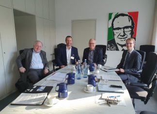 Im Gespräch: Dr. Bernd-Josef Schlothmann (Mittelstandsvereinigung der CDU), Thomas Perterer (Werksleiter von Lhoist / Rheinkalk Wülfrath) und die örtlichen Landtagsabgeordneten Martin Sträßer und Dr. Christian Untrieser. Foto: PR Martin Sträßer MdL