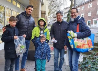 Insgesamt drei Gruppen von CDU-Kommunalpolitikern - im Bild eine von ihnen - streiften für den City-Putz durch die Innenstadt. Foto: CDU Ratingen-Mitte