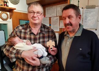 Ralf Bovensiepen mit dem jüngsten Vereinsmitglied, seiner Enkeltochter, und Hartmut Nettelbeck Foto: privat