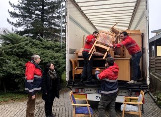 Mit einem Team von vier Mitarbeitern wurden in den letzten zwei Tagen die Möbel aus dem ehemaligen Haus Karl Heinersdorff auf zwei Lastwagen verladen. In Budapest werden sie nach der Aufbereitung im Zentrallager, sobald wie möglich an die beiden Einrichtungen in Göd und Páty geliefert. Foto: Bergische Diakonie