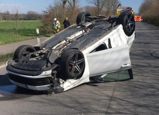 Durcfh die Wucht des Aufpralls wurde der Wagen des Mettmanner auf das Dach geschleudert. Foto: Feuerwehr Mettmann