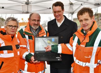 NRW-Verkehrsminister Hendrik Wüst (2.v.r.) mit Vertretern von Straßen.NRW bei der Vorstellung des Road-Zipper-Systems: (v.l.) Direktorin Elfriede Sauerwein-Braksiek, Verkehrsingenieur Nobert Cleve und Joachim van Bebber, Leiter der Straßen.NRW-Autobahnniederlassung Krefeld. Foto: Mathias Kehren