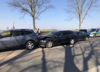 Drei Autos sind auf der Brachter Straße ineinander gekracht. Foto: Feuerwehr Ratingen