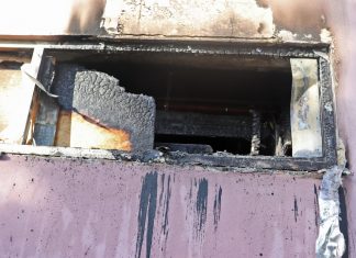 Die Flammen schlugen durch das Fenster der Spielhalle. Foto: Polizei
