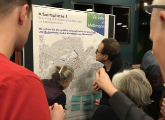 Mit roten und blauen Punkten konnten die Teilnehmerinnen und Teilnehmer die Stellen auf einem Stadtplan markieren, die ihrer Meinung nach für Fußgänger und Radfahrer kritisch sind. Foto: Kreisstadt Mettmann