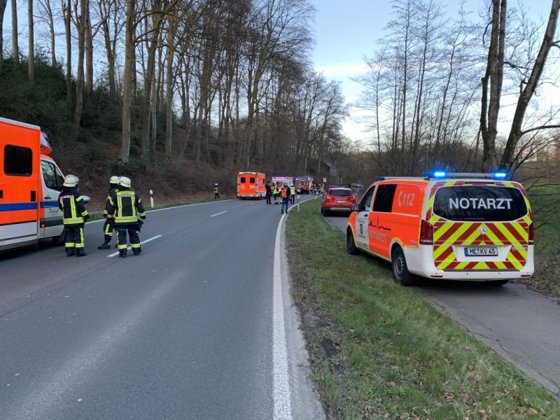 Die Unfallstelle war während der Rettungsmaßnahmen bis etwa 20 Uhr in beide Richtungen gesperrt. Foto: Feuerwehr Erkrath