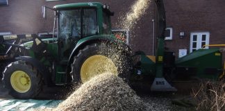 Bei der Häckleraktion rollt ein Schredder direkt auf das Grundstück. Foto: BUND Wülfrath