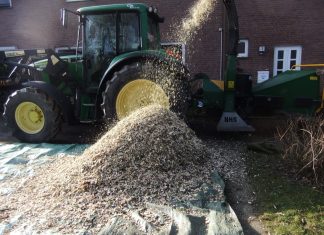 Bei der Häckleraktion rollt ein Schredder direkt auf das Grundstück. Foto: BUND Wülfrath