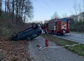 Unfall auf der Talstraße: Der Wagen eines 80-Jährigen landete auf dem Dach. Foto: Feuerwehr Erkrath