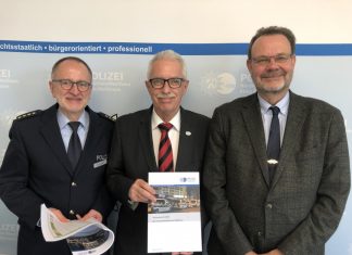 Der Leitende Polizeidirektor Manfred Frorath, Landrat Thomas Hendele sowie Kriminaloberrat Ulrich Rüthers stellten am Montag die Kriminalitätsstatistik 2019 für den Kreis Mettmann vor. Foto: Polizei
