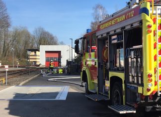 Die Mettmanner Wehr auf auf dem Gelände der Regiobahn im Einsatz, um ein Leck an einem Gastank zu beseitigen. Foto: Feuerwehr Mettmann