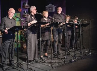 Das Stadt-Ensemble "Die Alten Helden" bei der Generalprobe für ihr neues Stück. Foto: Lukas Zander