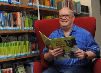 Heiko Beneke liest Kindern in der Wülfrather Medien-Welt vor. Foto: Stadt Wülfrath