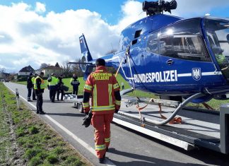 Die Feuerwehr Velbert hat die Bergung eines Hubschraubers gesichert, der unplanmäßig nahe der Donnenberger Straße gelandet war. Foto: Feuerwehr Velbert