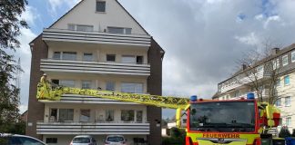 Drehleiter im Einsatz: Ein Notarzt fordert Unterstützung durch die Ratinger Wehr an. Foto: Feuerwehr Ratingen
