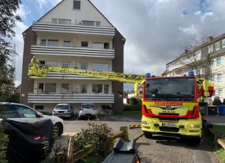 Drehleiter im Einsatz: Ein Notarzt fordert Unterstützung durch die Ratinger Wehr an. Foto: Feuerwehr Ratingen