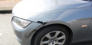 Beide Autos - hier der BMW - trugen Schäden davon. Foto: Polizei