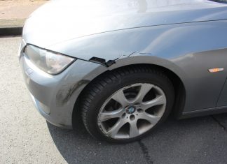Beide Autos - hier der BMW - trugen Schäden davon. Foto: Polizei