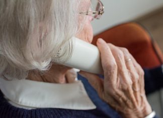 Eine Seniorin erhält einen Anruf. Foto: Sabine Van Erp/pixabay