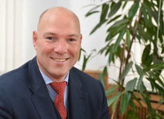 Velberts Bürgermeister Dirk Lukrafka wendet sich an die Bevölkerung. Foto: Mathias Kehren
