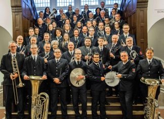 Der Musikzug der Freiwilligen Feuerwehr Velbert spielt bei einem Gottesdienst in der Christuskirche. Foto: Musikzug