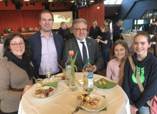 Bürgermeister Thomas Dinkelmann mit Sandra und Jan Ahrien und ihren Töchtern Marie und Julia (r.). Die Familie ist im vergangenen Jahr von Düsseldorf nach Mettmann gezogen. Foto: Kreisstadt Mettmann