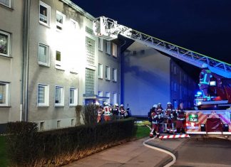 Mit der Drehleiter wurden an der Posener Straße in Velbert zwei Personen gerettet, die sich auf das Dach geflüchtet hatten. Foto Feuerwehr Velbert