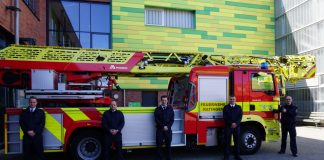 René Schubert gratuliert den neuen Brandmeistern nach erfolgreichem Ausbildungsabschluss. Foto: Feuerwehr Ratingen