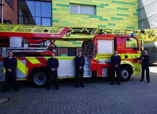 René Schubert gratuliert den neuen Brandmeistern nach erfolgreichem Ausbildungsabschluss. Foto: Feuerwehr Ratingen