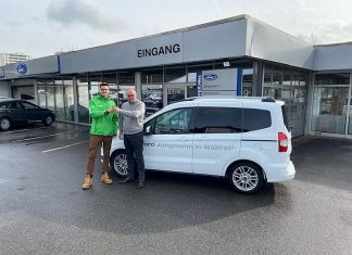 Mit der Schlüsselübergabe ist der Ford Tourneo Courier einsatzbereit für die Lebenshilfe. Foto: Lebenshilfe